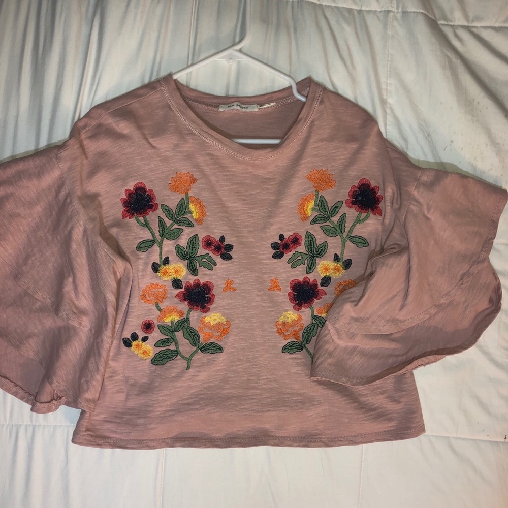 blush pink ruffle sleeved top / flower embroidery